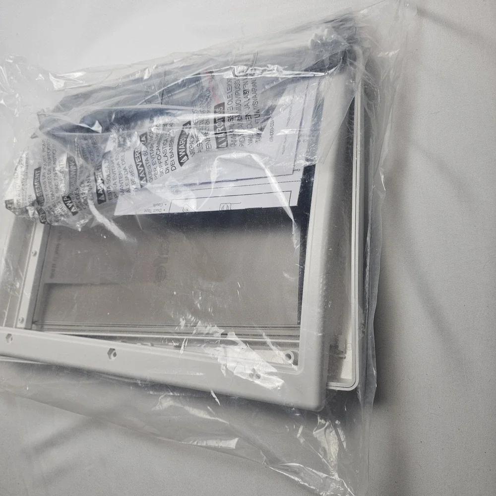 PetSafe Plastic Pet Door Medium Open Box White Frame 1-40 lb Pets
